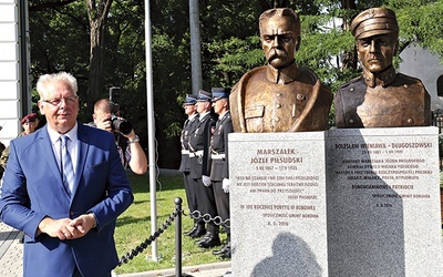 ◄	Wacław Ligęza, burmistrz Bobowej, obok odsłoniętych pomników Piłsudskiego i Wieniawy.