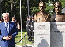 ◄	Wacław Ligęza, burmistrz Bobowej, obok odsłoniętych pomników Piłsudskiego i Wieniawy.