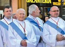 ▲	Podczas procesji fatimskiej w Wałbrzychu. 
