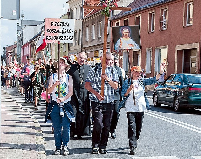 ▲	Na pielgrzymów w Myśliborzu czekał bp Edward Dajczak.