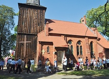 Uroczystości jubileuszowe 28 sierpnia zakończyła procesja eucharystyczna wokół miejscowego kościoła.