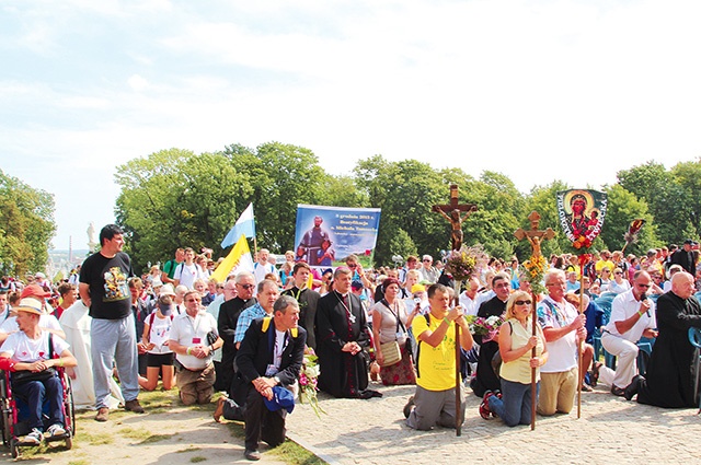 ▲	Pielgrzymi z Żywca w Częstochowie.