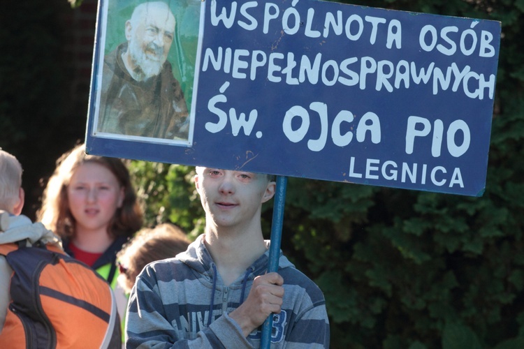 Niepełnosprawni wędrują do Matki