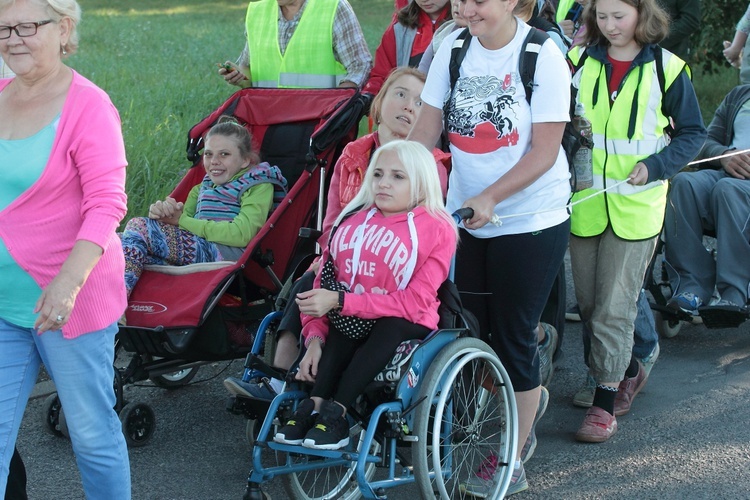 Niepełnosprawni wędrują do Matki