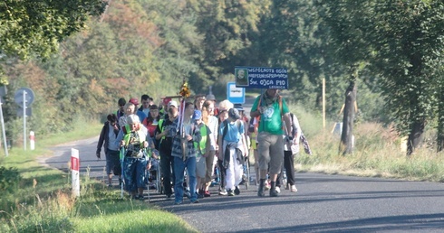 Niepełnosprawni wędrują do Matki