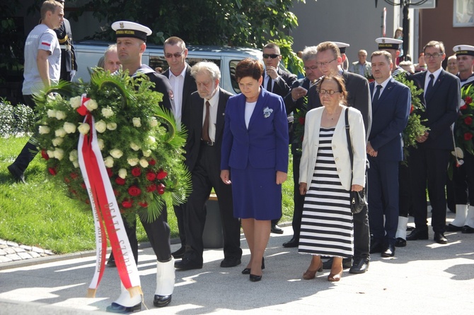 Premier Beata Szydło złożyła kwiaty pod pomnikiem Anny Walentynowicz