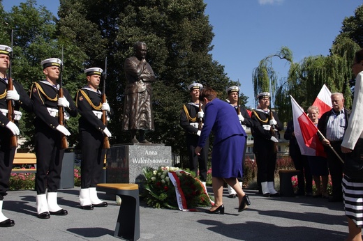 Premier Beata Szydło złożyła kwiaty pod pomnikiem Anny Walentynowicz