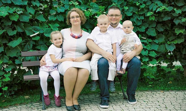 Mąż Ani, tata Ali, Wojtka i Julki. Razem z żoną prowadzi ośrodek biblijnej edukacji finansowej ZAKKAI.