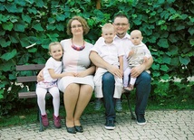 Mąż Ani, tata Ali, Wojtka i Julki. Razem z żoną prowadzi ośrodek biblijnej edukacji finansowej ZAKKAI.