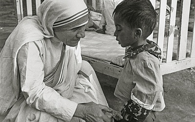 Matka Teresa przez ponad czterdzieści lat w Kalkucie służyła ubogim, chorym, osieroconym dzieciom i umierającym.