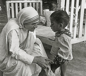 Matka Teresa przez ponad czterdzieści lat w Kalkucie służyła ubogim, chorym, osieroconym dzieciom i umierającym.