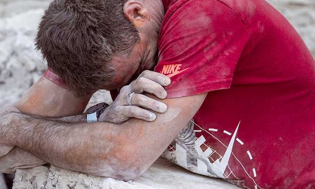 Mieszkaniec Amatrice wśród gruzów swojego domu, doszczętnie zniszczonego w czasie trzęsienia ziemi, które nawiedziło środkowe Włochy w nocy z 23 na 24 sierpnia. Zginęło w nim około 300 osób, a prawie 400 zostało rannych. Najbardziej ucierpiały miejscowości Amatrice, Accumoli oraz Pescara del  Tronto. 24.08.2016 Włochy. Amatrice