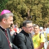 Pielgrzymów powitał bp Roman Pindel wraz z proboszczem ks. Grzegorzem Gruszeckim