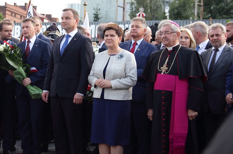 Prezydent Andrzej Duda, premier Beata Szydło i abp Sławoj Leszek Głódź na chwilę przed złożeniem kwiatów pod bramą nr 2