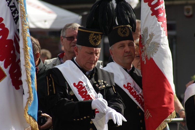 A. Duda i B. Szydło składają kwiaty pod bramą nr 2