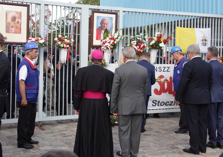 A. Duda i B. Szydło składają kwiaty pod bramą nr 2