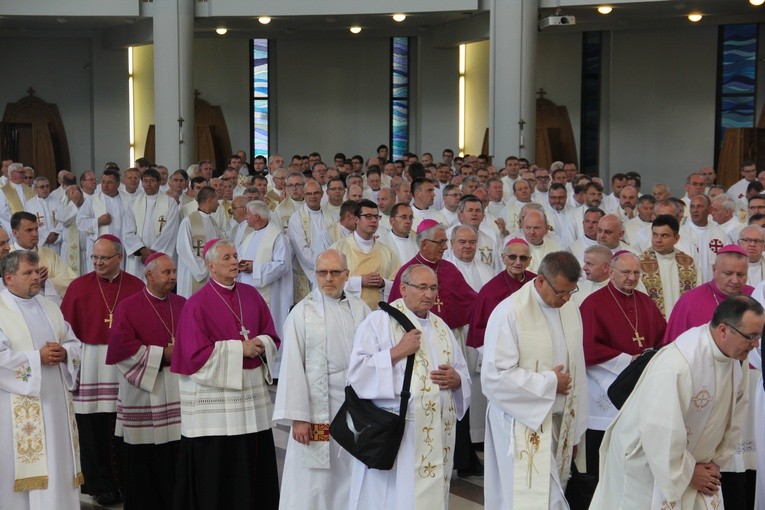 Pielgrzymka duchowieństwa metropolii górnośląskiej do Łagiewnik - cz. II (31 sierpnia 2016).