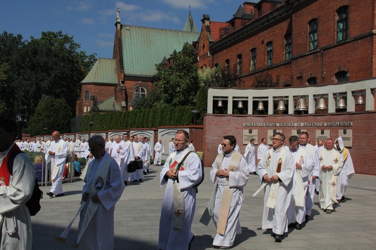 Pielgrzymka duchowieństwa metropolii górnośląskiej do Łagiewnik - cz. II (31 sierpnia 2016).