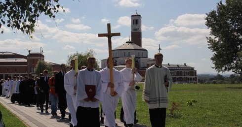Procesja z Centrum Jana Pawła II do Sanktuarium Bożego Miłosierdzia