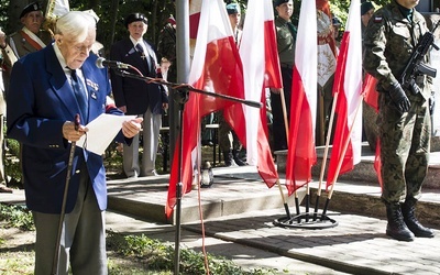 Wojenne wspomnienia na polanie Kałużówka