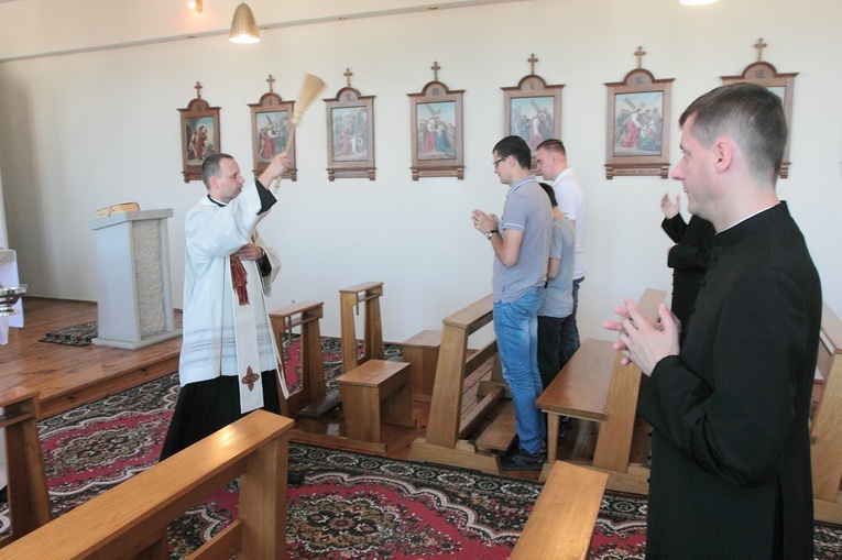 Idą prosić Matkę o strój