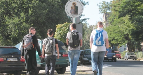 Idą prosić Matkę o strój