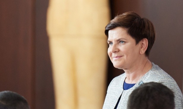 CBOS: Za i przeciw rządowi Beaty Szydło