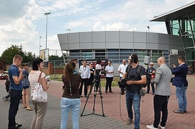 Zwolennicy i przeciwnicy wystawy zorganizowali konferencje prasowe koło pływalni, gdzie znajdowała się ekspozycja