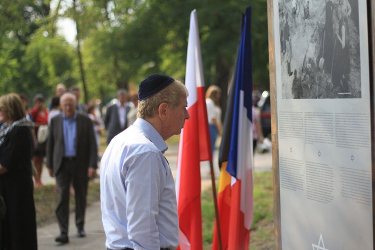 Pomnik selekcji Żydów na kozielskiej rampie