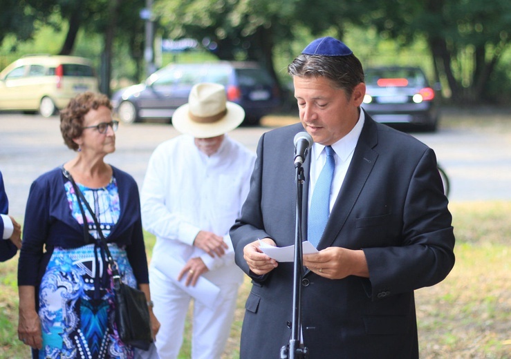 Pomnik selekcji Żydów na kozielskiej rampie