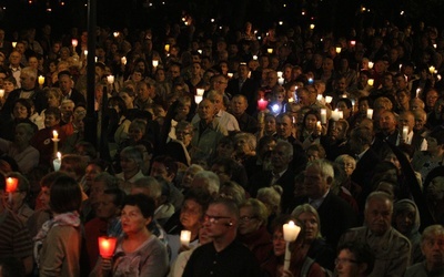 Tysiące osób przybyły do Kębła, by modlić się w miejscu objawień. 