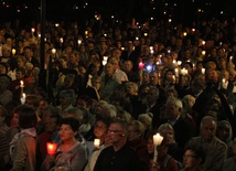 Tysiące osób przybyły do Kębła, by modlić się w miejscu objawień. 