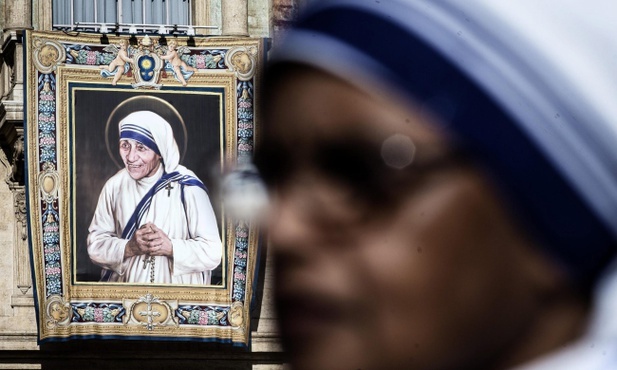 Niech Matka Teresa nauczy was kontemplować Jezusa ukrzyżowanego