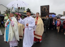 Bp Józef Zawitkowski w procesji z obrazem Matki Bożej Częstochowskiej
