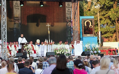  Przybywający  do diecezji obraz Maryi ustawiono na specjalnie przygotowanym tronie. 