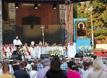  Przybywający  do diecezji obraz Maryi ustawiono na specjalnie przygotowanym tronie. 