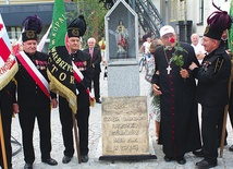 ▲	Uroczystości na terenie Starej Kopalni rozpoczęły się od spotkania przed figurą św. Barbary, która dawniej witała górników wchodzących do kopalni.