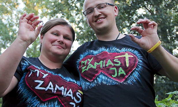 Nasze marzenie? Chcielibyśmy mieć dzieciątko, a może dwójkę, no, maks  trójkę – śmieją się Iza  i Michał Suskowie  w ręcznie malowanych (przez Michała) koszulkach  dla całej wspólnoty.