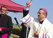 Biskup Tadeusz Lityński poświęcił kaplicę XXI stacji, miejsce szczególnej modlitwy za upokorzonych cierpieniem i ich opiekunów.