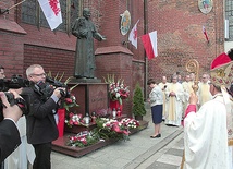 ▲	Przed rozpoczęciem Eucharystii prezydent i premier złożyli kwiaty u stóp pomnika Jana Pawła II oraz na grobie śp. ks. prał. Henryka Jankowskiego, kapelana „Solidarności”.