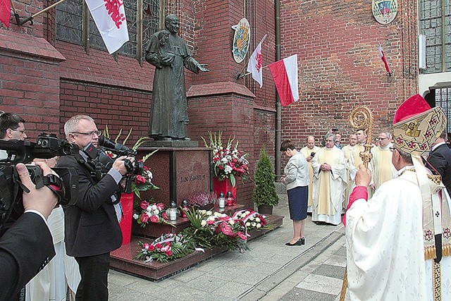 ▲	Przed rozpoczęciem Eucharystii prezydent i premier złożyli kwiaty u stóp pomnika Jana Pawła II oraz na grobie śp. ks. prał. Henryka Jankowskiego, kapelana „Solidarności”.