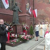 ▲	Przed rozpoczęciem Eucharystii prezydent i premier złożyli kwiaty u stóp pomnika Jana Pawła II oraz na grobie śp. ks. prał. Henryka Jankowskiego, kapelana „Solidarności”.