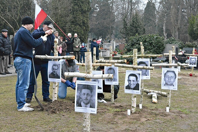 ▲	By kolejni skazani na zapomnienie członkowie antykomunistycznego podziemia odzyskali nazwiska,  potrzebni są również świadkowie okoliczności zbrodni lub osoby, które z przekazów lub świadectw mogłyby powiedzieć,  co pamiętają lub co słyszeli.