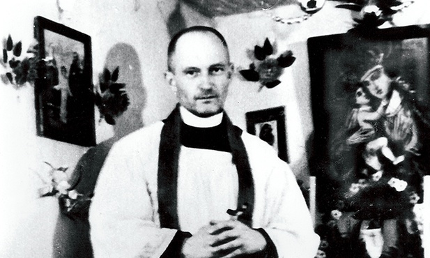 Ks. Władysław Bukowiński, nie bacząc na sowieckie prześladowania, niósł pociechę duchową zesłańcom w Kazachstanie.