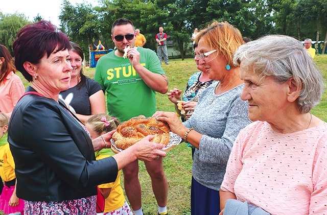 Wszystkich przybyłych na uroczystość starości dożynkowi częstowali chlebem.