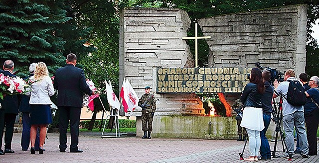 Podczas uroczystości rocznicowych złożono kwiaty pod pomnikiem Ofiar Grudnia 1970 roku.