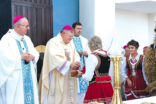 	Uroczysta Msza święta w sanktuarium Matki Bożej Kębelskiej w Wąwolnicy.