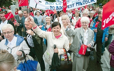 Około pół tysiąca słupszczan wyszło na ulicę miasta, maszerując pod sztandarami Jezusa. 