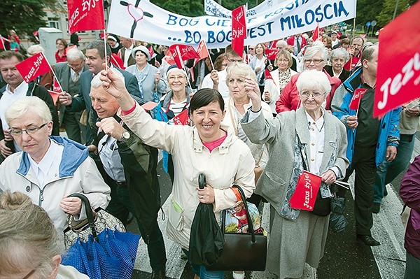 Około pół tysiąca słupszczan wyszło na ulicę miasta, maszerując pod sztandarami Jezusa. 