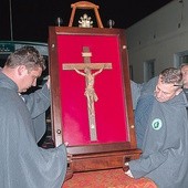 Krzyż św. Jana Pawła II peregrynuje po wszystkich oddziałach TPBA w Polsce.